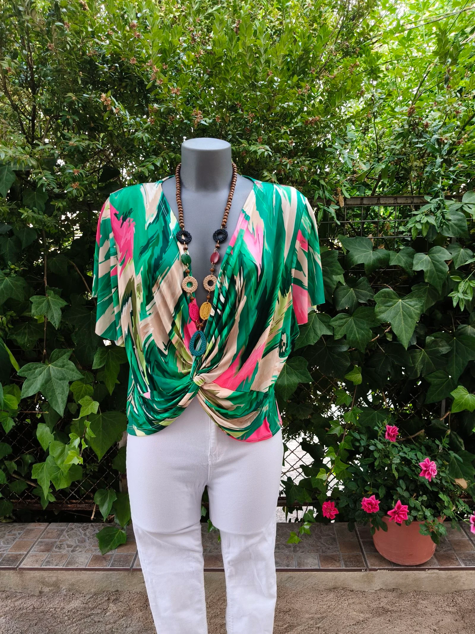 Blusa fluida estampada con nudo delantero 